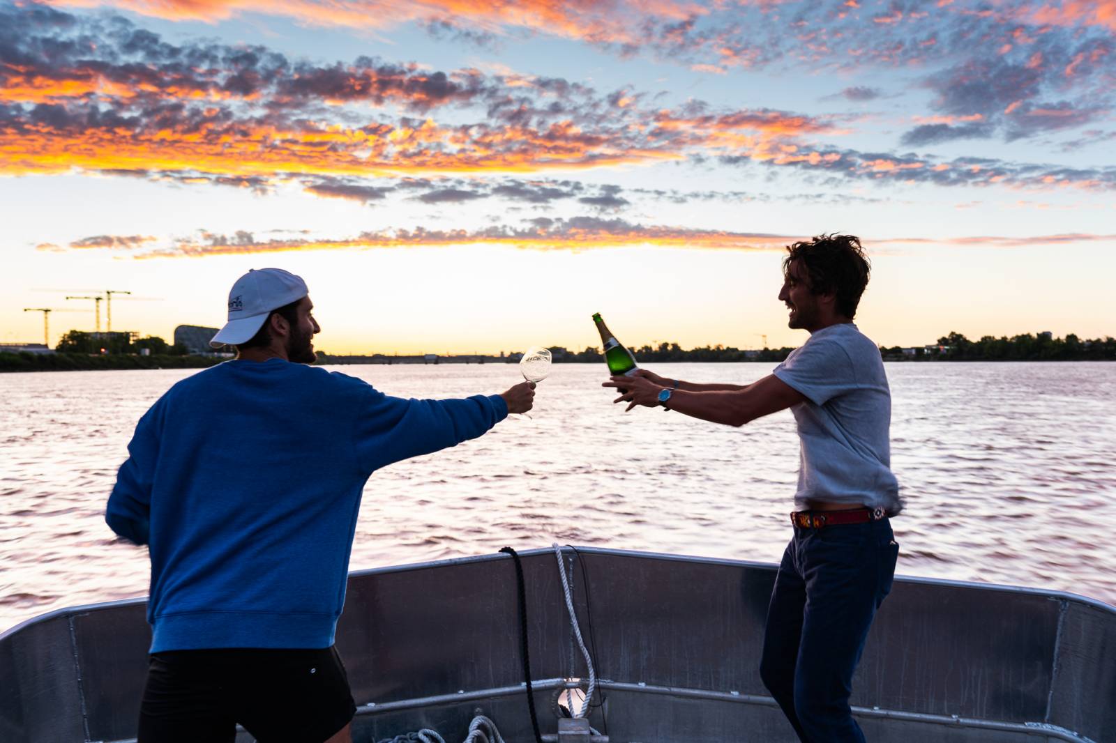Les meilleures heures pour une balade en bateau sur la Garonne : Le matin ou le coucher du soleil ?