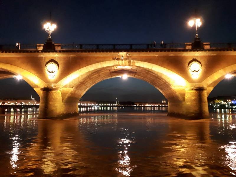 bateau bordeaux garonne pont de pierre