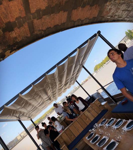 bateau pont de pierre bordeaux sur l'eau balade croisière