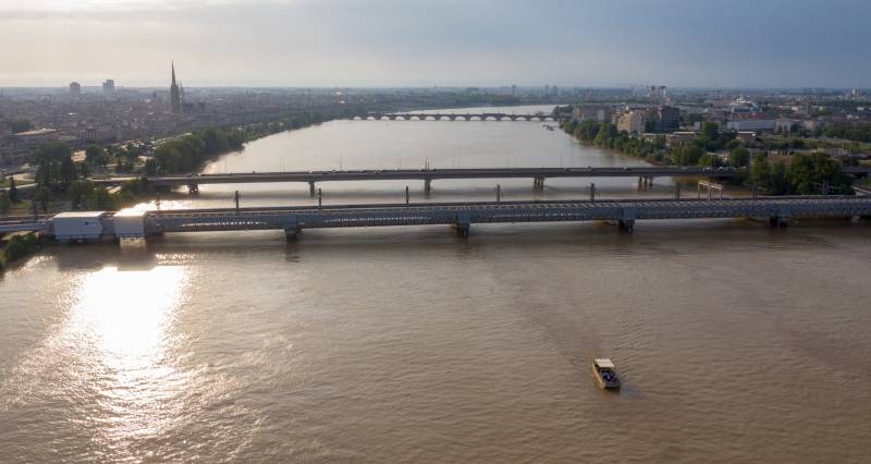 bateau pont  bordeaux sur l'eau balade croisière