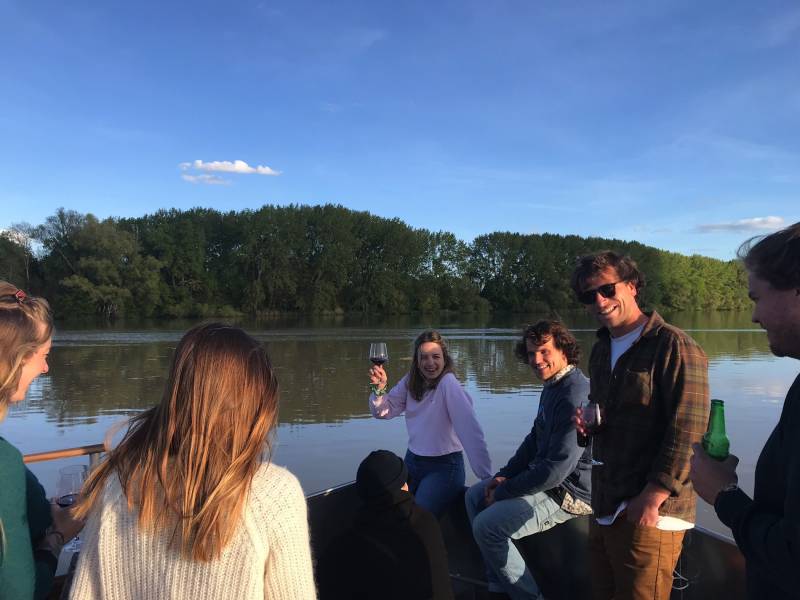 Dégustation de vin bordelais à bord d'un bateau à Bordeaux