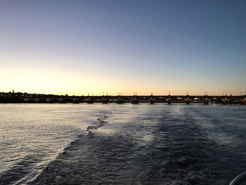 Visite nocturne de Bordeaux en bateau