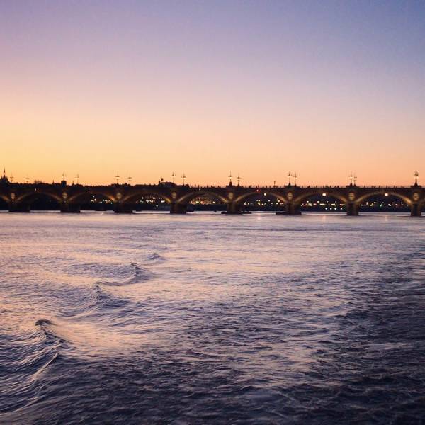 bateau pont de pierre bordeaux sur l'eau balade croisière