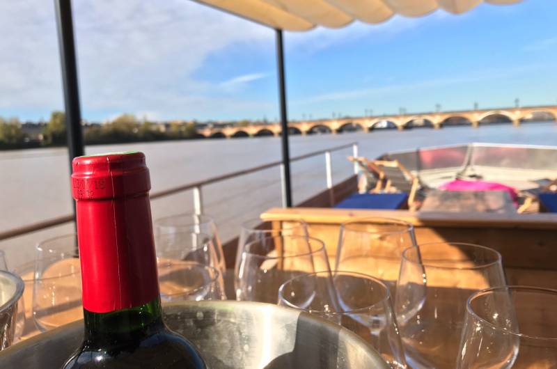 Dégustation de vin en bateau à Bordeaux
