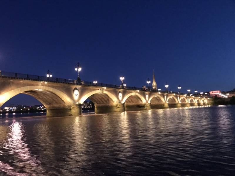 Balade entre les ponts bordeaux sur l'eau
