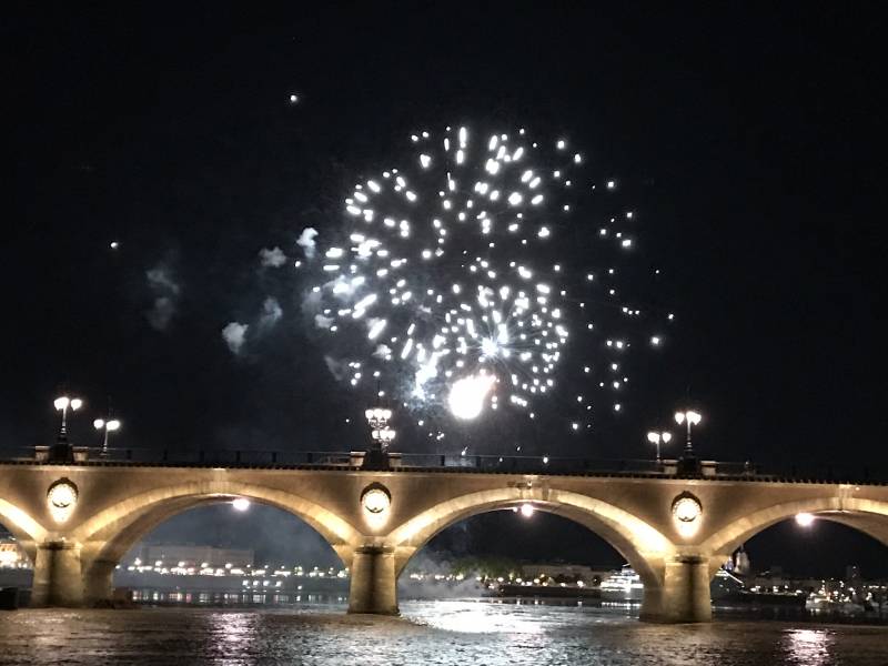 feux d'artifice bordeaux bateau garonne