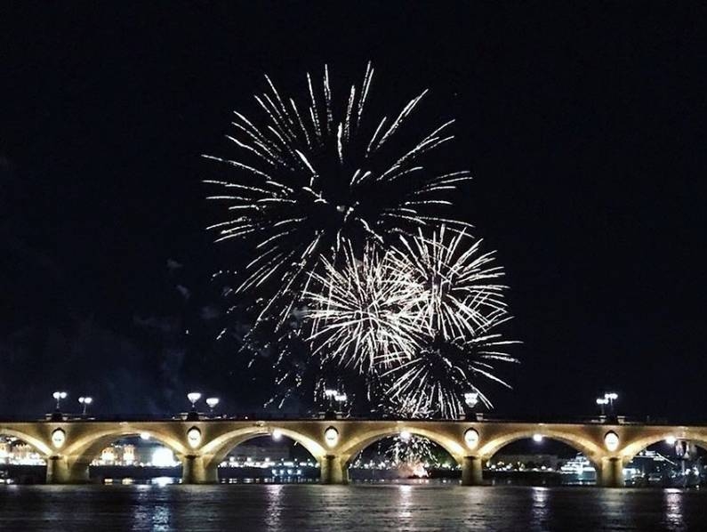 feux d'artifice bordeaux bateau garonne
