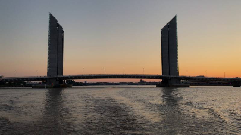 bateau pont chaban bordeaux sur l'eau balade croisière